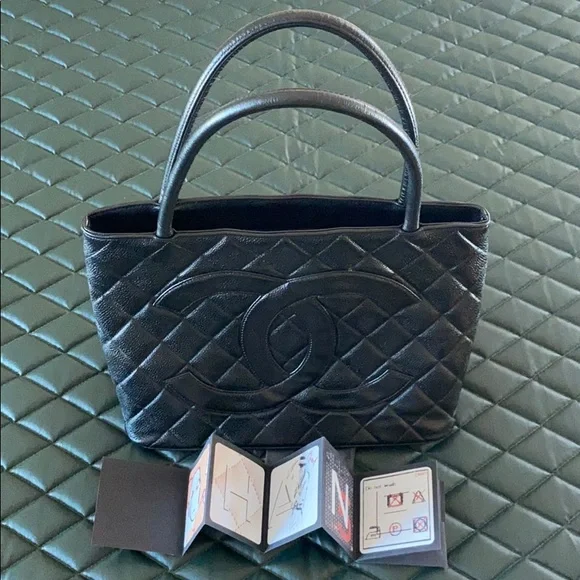 AUTHENTIC Chanel Caviar Quilted Medallion Tote 👜 - Picture 1 of 5